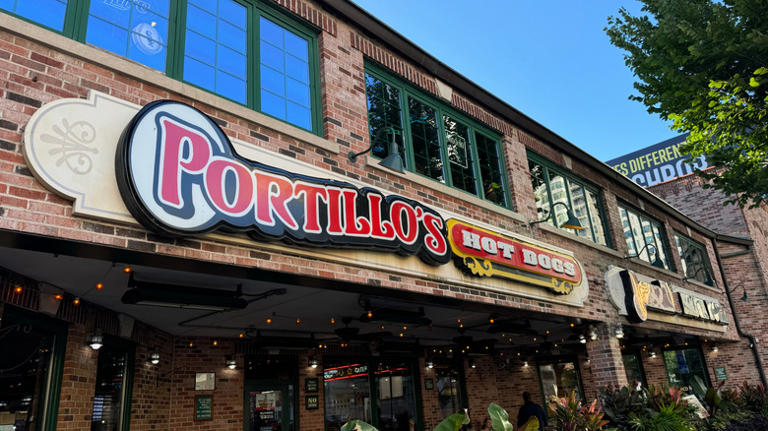 The restaurant chain that helped popularize Chicago's iconic hot dog style