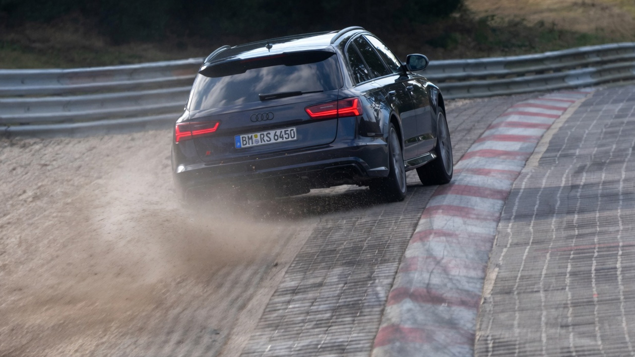 Dramatischer Moment: Audi RS6 verpasst bei schneller Kurve fast den Crash