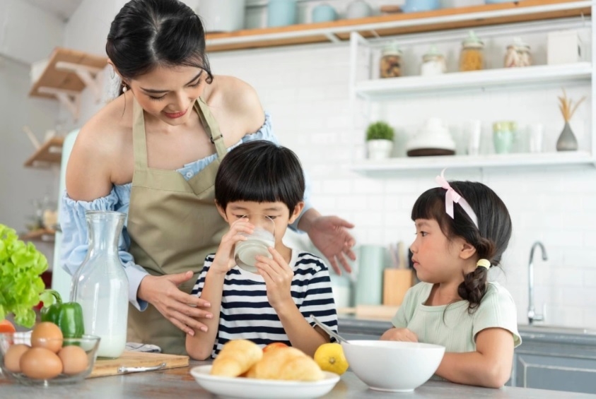 3 thói quen trên bàn ăn gây hại cho tương lai trẻ
