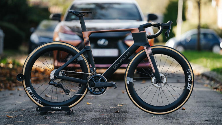 Lexus se pasa a las dos ruedas con la Race Bike 2026: lujo, innovación ...