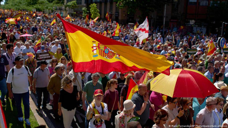 Decenas de miles de personas marchan en Madrid para pedir la renuncia ...