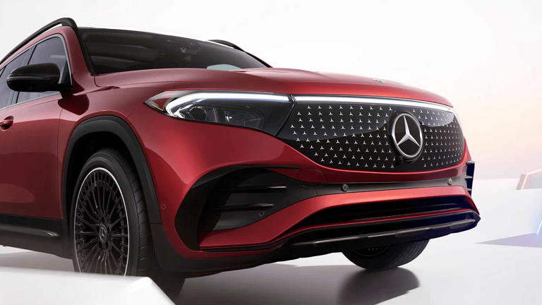 Mercedes' cost-cutting doom loop makes its older models the smartest ...