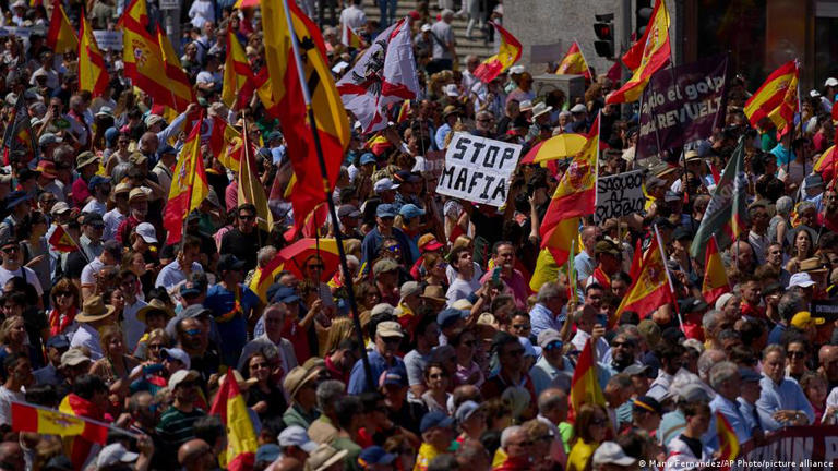 Decenas de miles de personas marchan en Madrid para pedir la renuncia ...