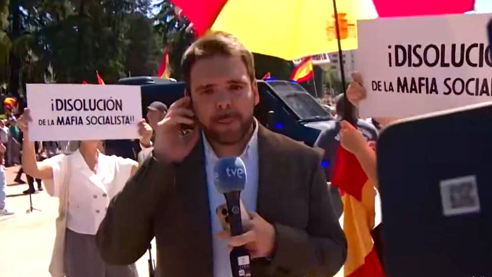 Tensión en la manifestación contra Sánchez: la Policía interviene ante los  ataques a un reportero de TVE