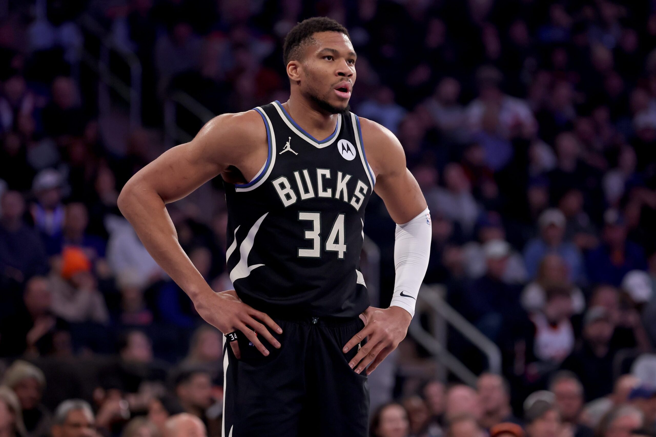 A realistic Lakers trade for Giannis Antetokounmpo has emerged