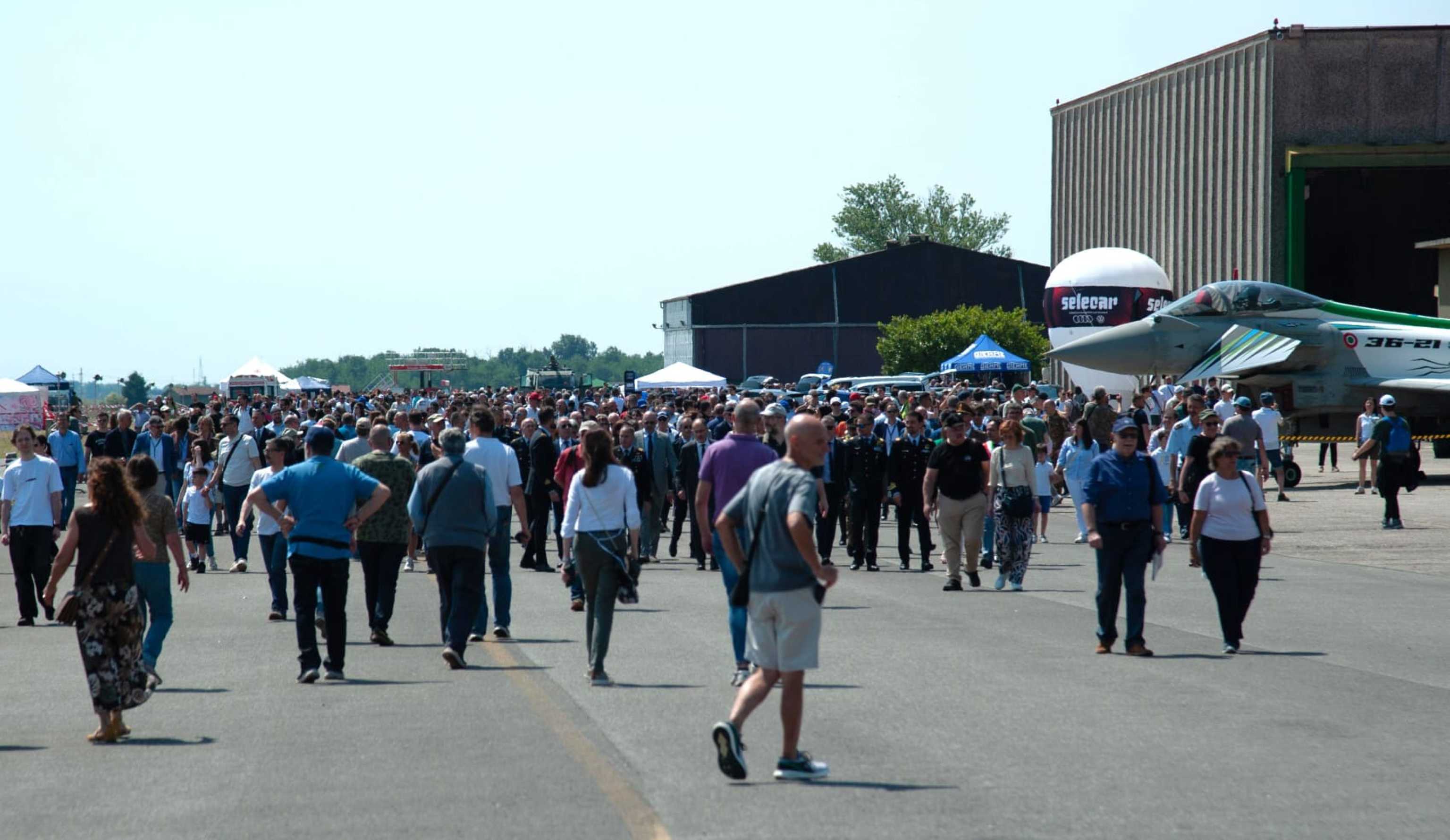 In 12mila da tutta Italia all'open day dell'aeroporto di Cameri