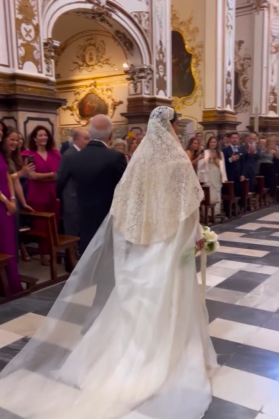 La espectacular boda de Ana Cuesta, presentadora de La Sexta: todas las  imágenes de su romántica ceremonia