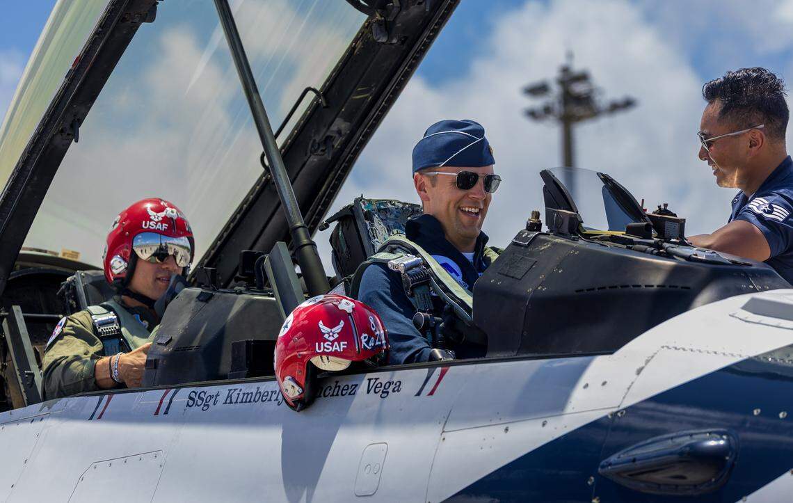 Former NFL star takes flight with Air Force Thunderbirds ahead of Air ...