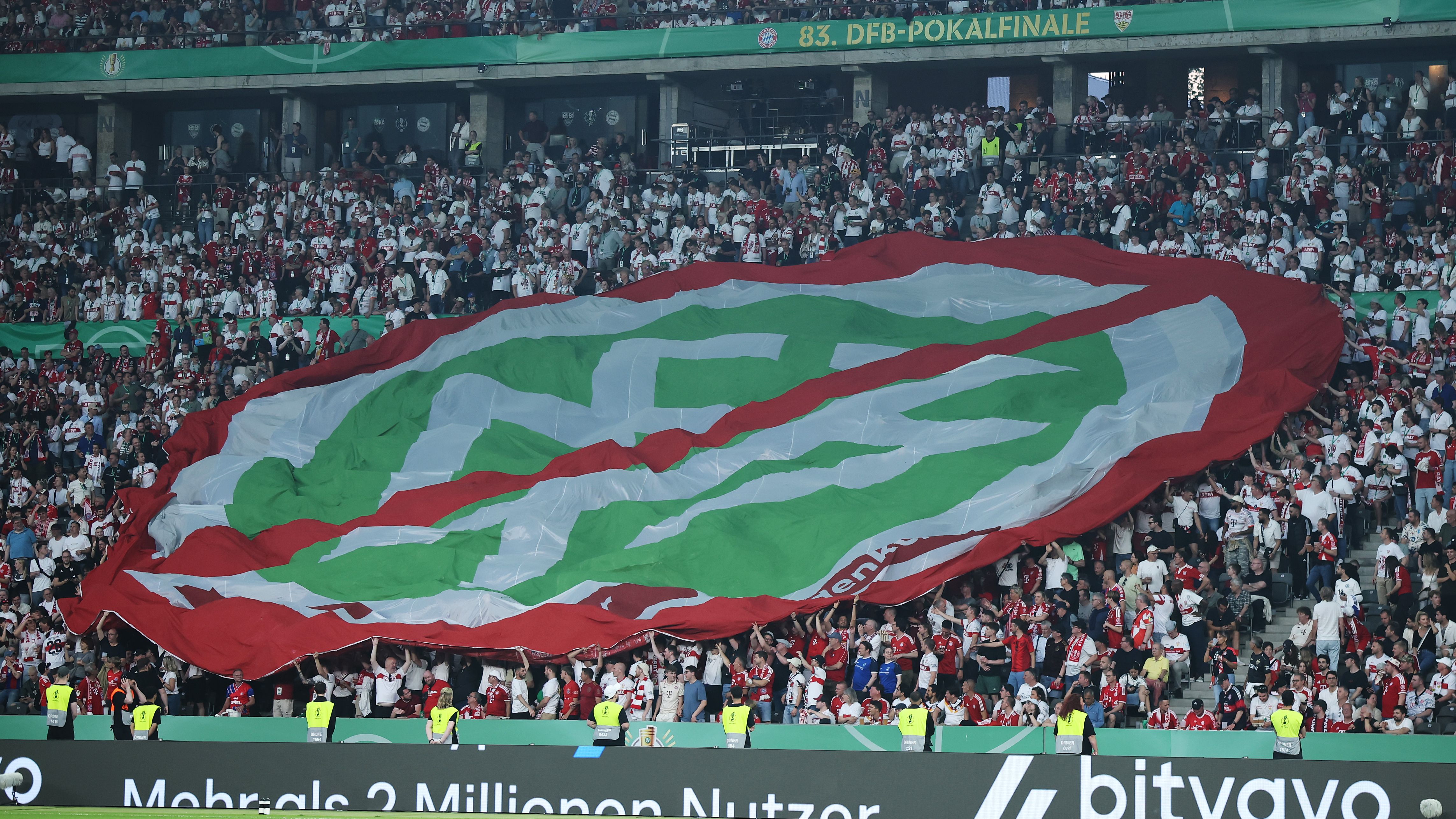 Spektakulärer Protest gegen den DFB! Fans des FC Bayern und VfB ...