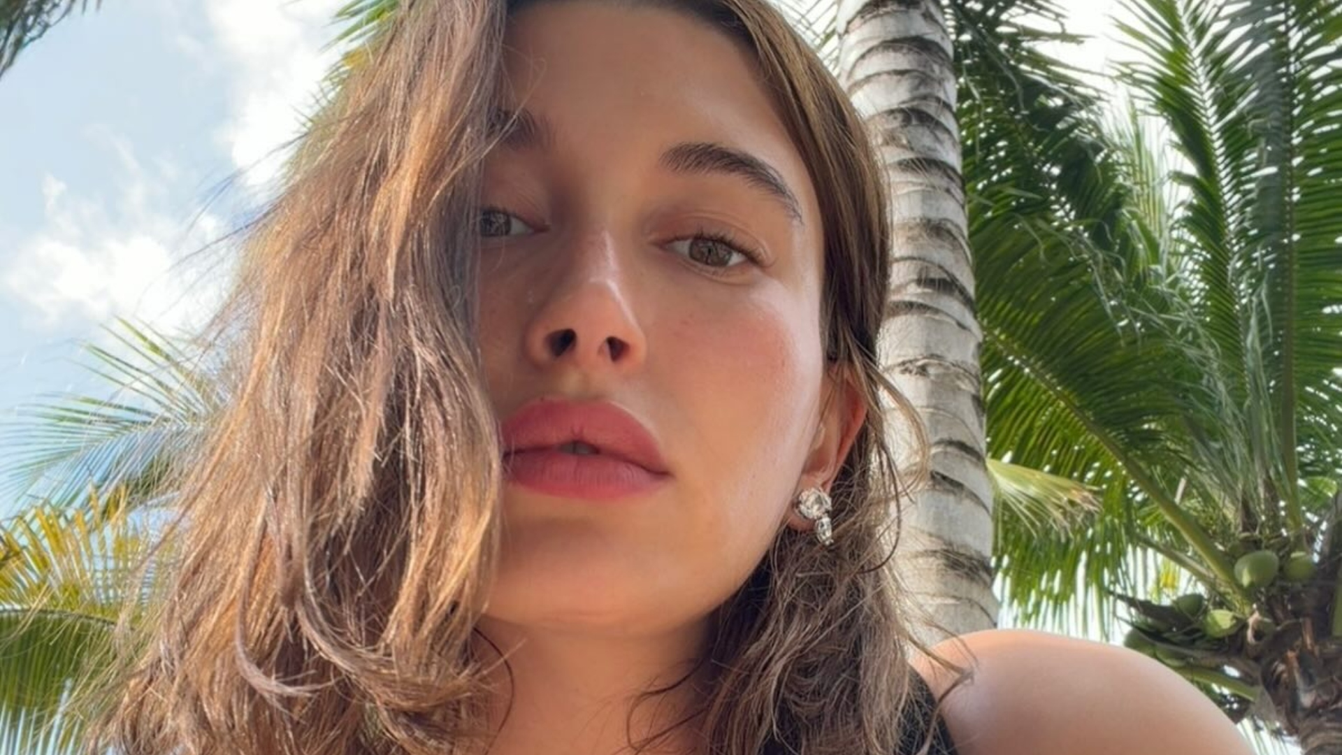 Am Pool präsentiert Hailey Bieber ihre Figur in einem sonnigen Look