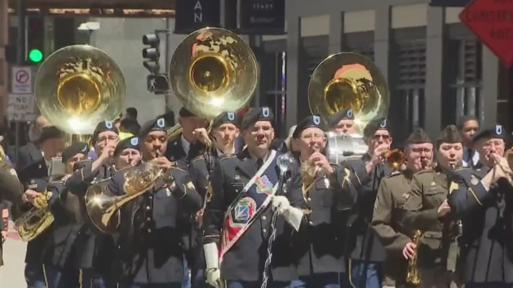 Chicago's Memorial Day Parade steps off in the Loop after wreath laying ...