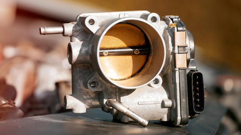 What's the difference between a throttle body and a carburetor?