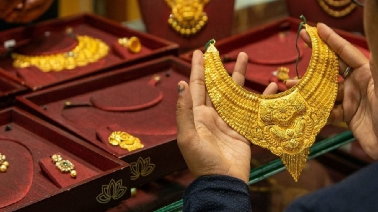 Gold price today: పసిడి ప్రియులకు స్వల్ప ఊరట.. స్థిరంగా బంగారం, వెండి ...