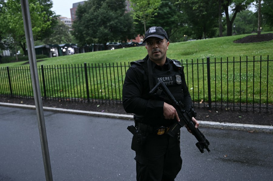 Possible gunshots heard near White House, press rushed inside