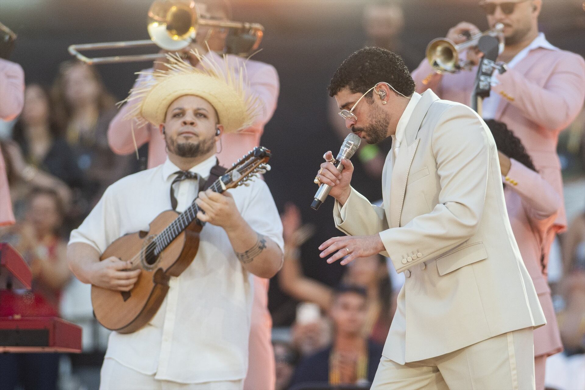 Bad Bunny desata la locura en Barcelona con un show lleno de reguetón y ...
