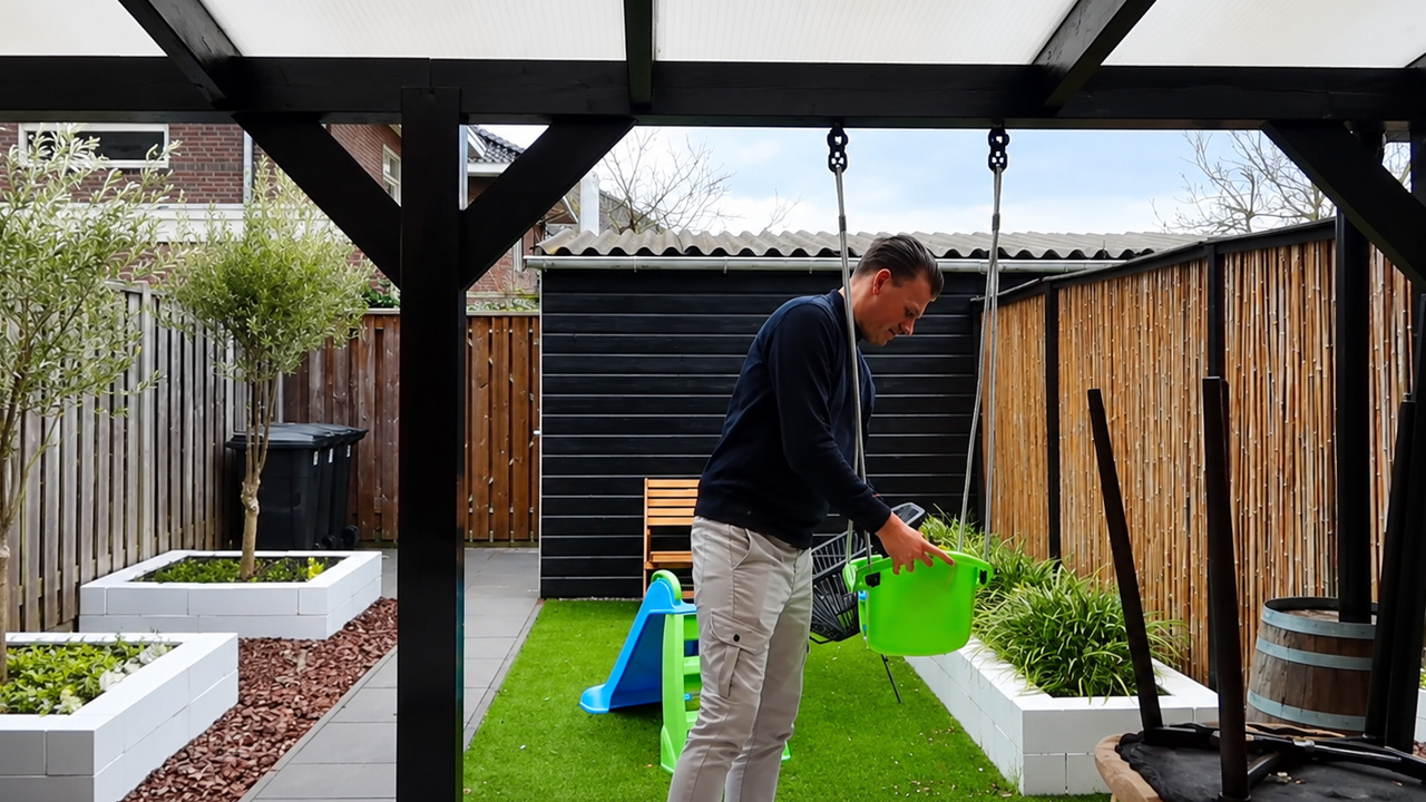 Onze Zoon Verrassen Met Een Nieuwe Glijbaan In Achtertuin