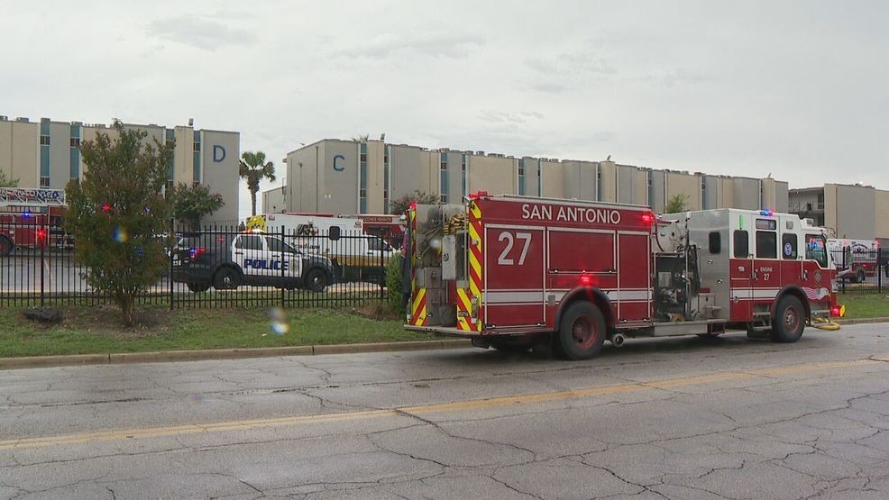 Firefighters contain third-floor blaze at large apartment complex, no ...