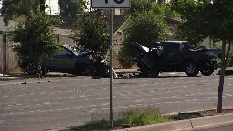 2 hospitalized in west Phoenix crash