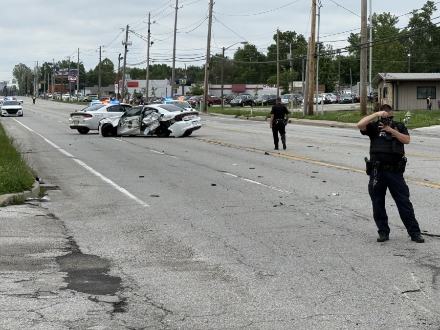 IMPD officer injured in crash on Indy’s south side
