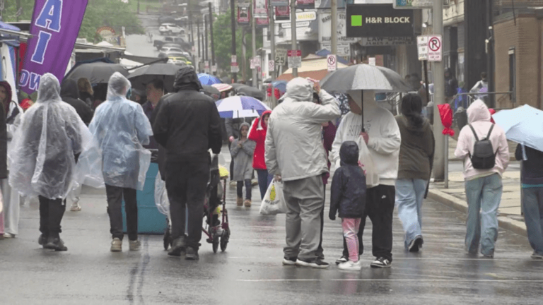 Rain fails to deter arts festival attendees
