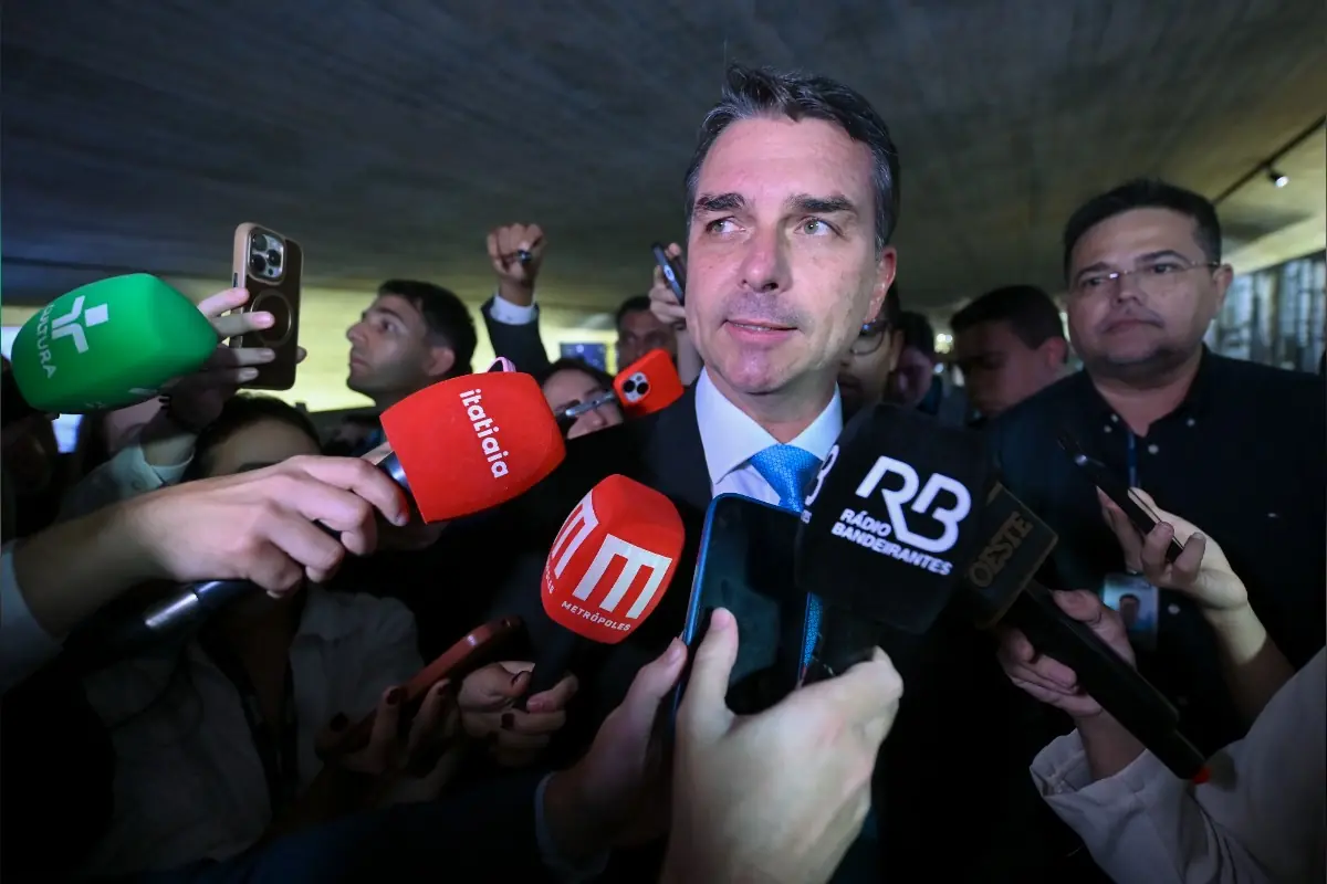 Flávio Bolsonaro é pressionado após vazamento de áudios com banqueiro investigado (Foto: Instagram)