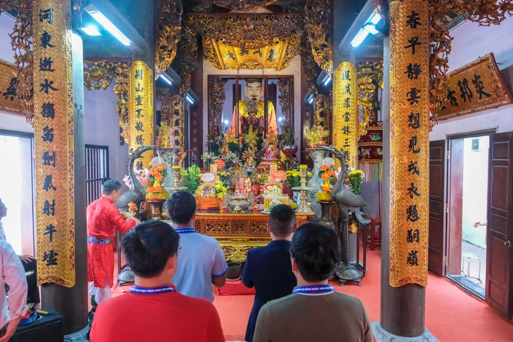 Ban tổ chức Giải bóng đá công nhân, viên chức Việt Nam dâng hương Đức Thánh Gióng