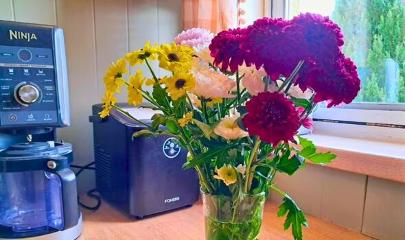 I can make supermarket flowers last a week longer by doing an easy 10 ...