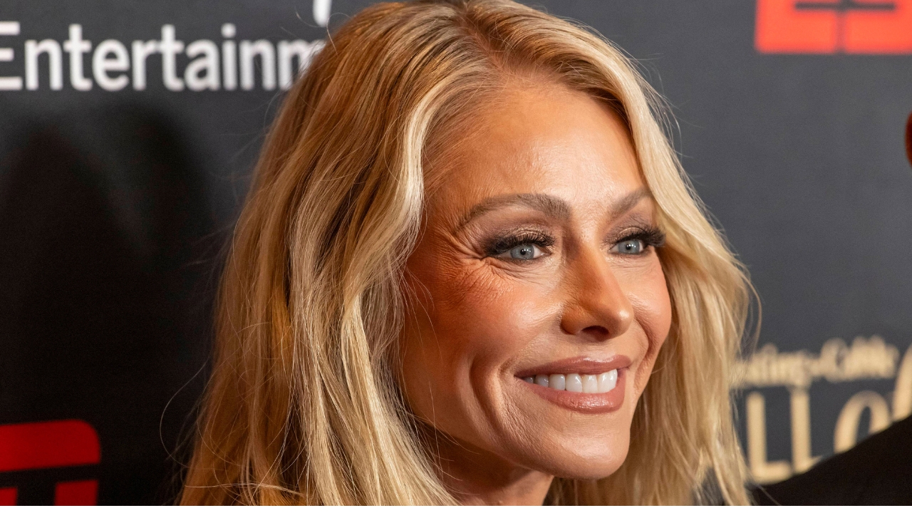 Plastic surgeons say 'AI face' is their new nightmare—and Kelly Ripa ...