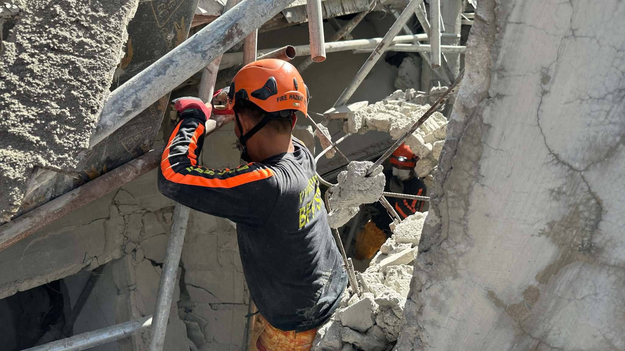 MMDA deploys life-saving gear, rescue dogs to collapsed Angeles City ...