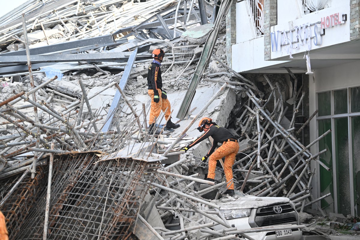 Philippines building collapse leaves 21 missing