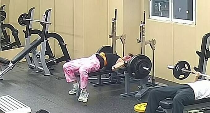 Khoảnh khắc thanh niên thoát chết dưới thanh tạ 145 kg