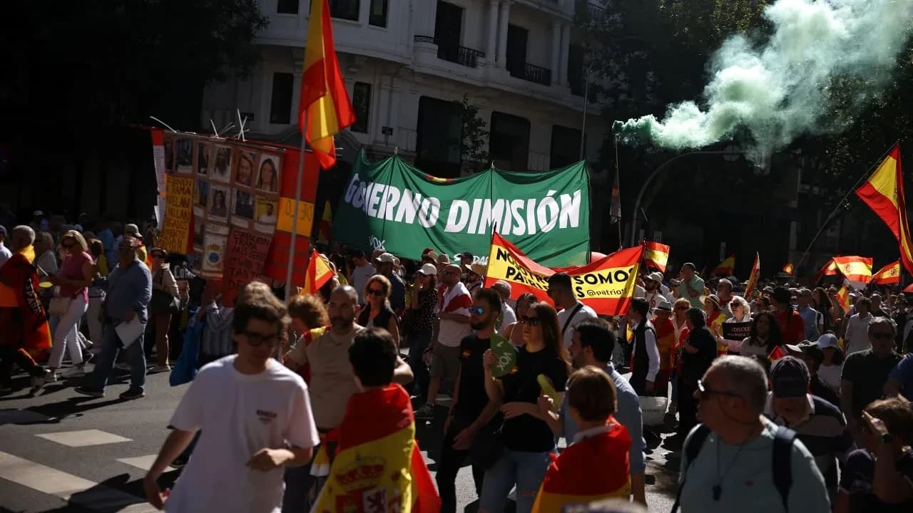Decenas de miles marchan en Madrid para exigir la dimisión de Pedro Sánchez