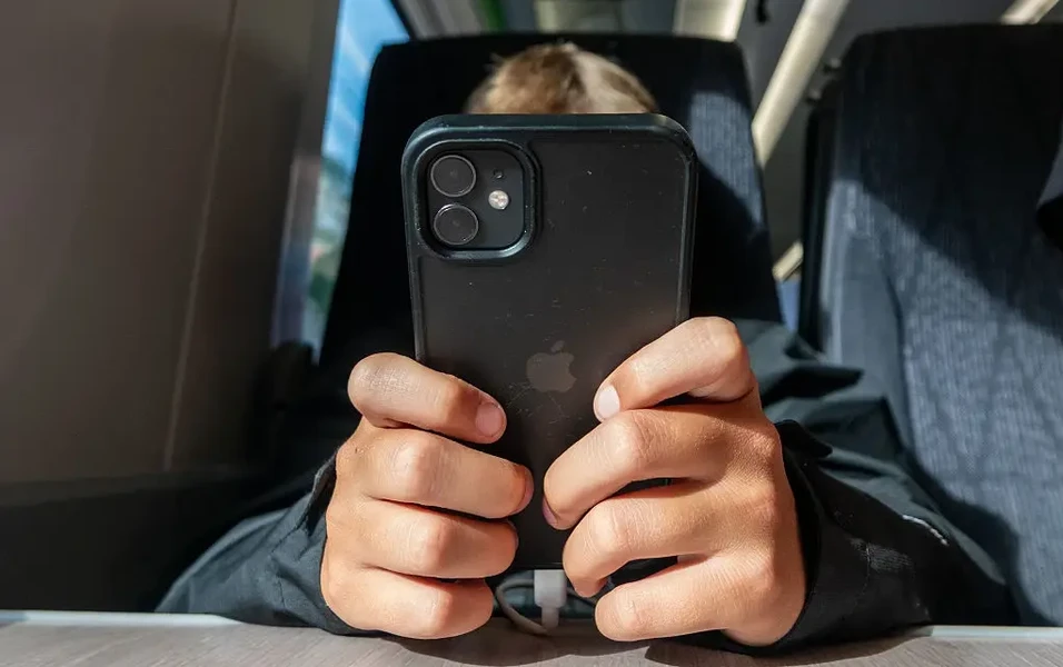 Surgeon general issues urgent warning on kids' screen time harms