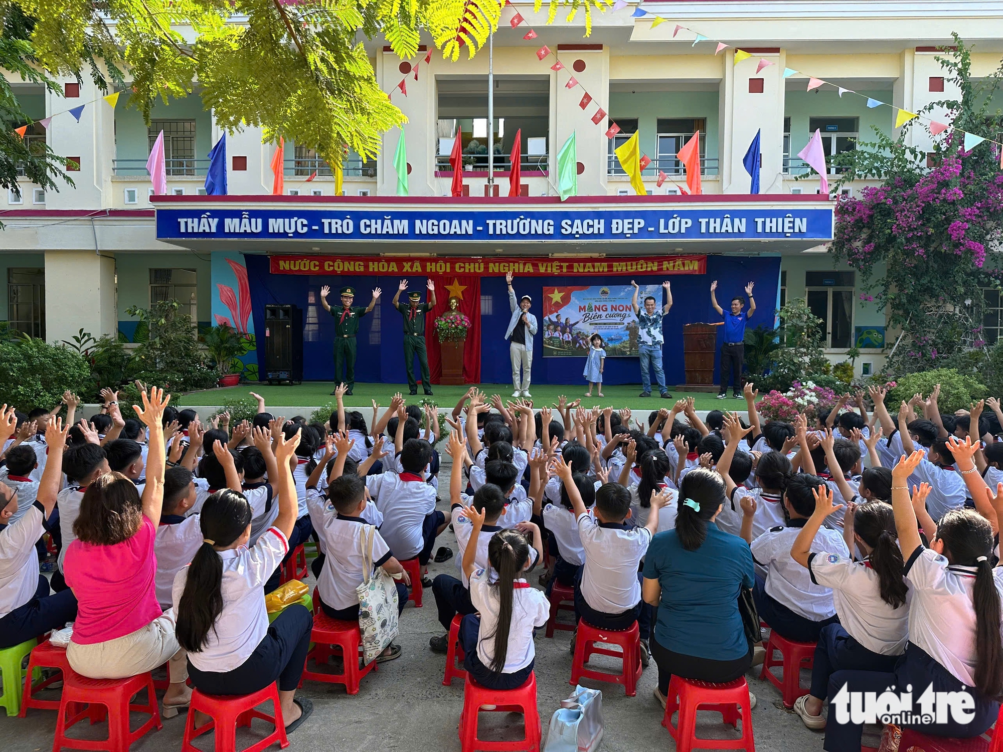 Thiếu nhi vùng biển vui hội đầu hè cùng bộ đội biên phòng