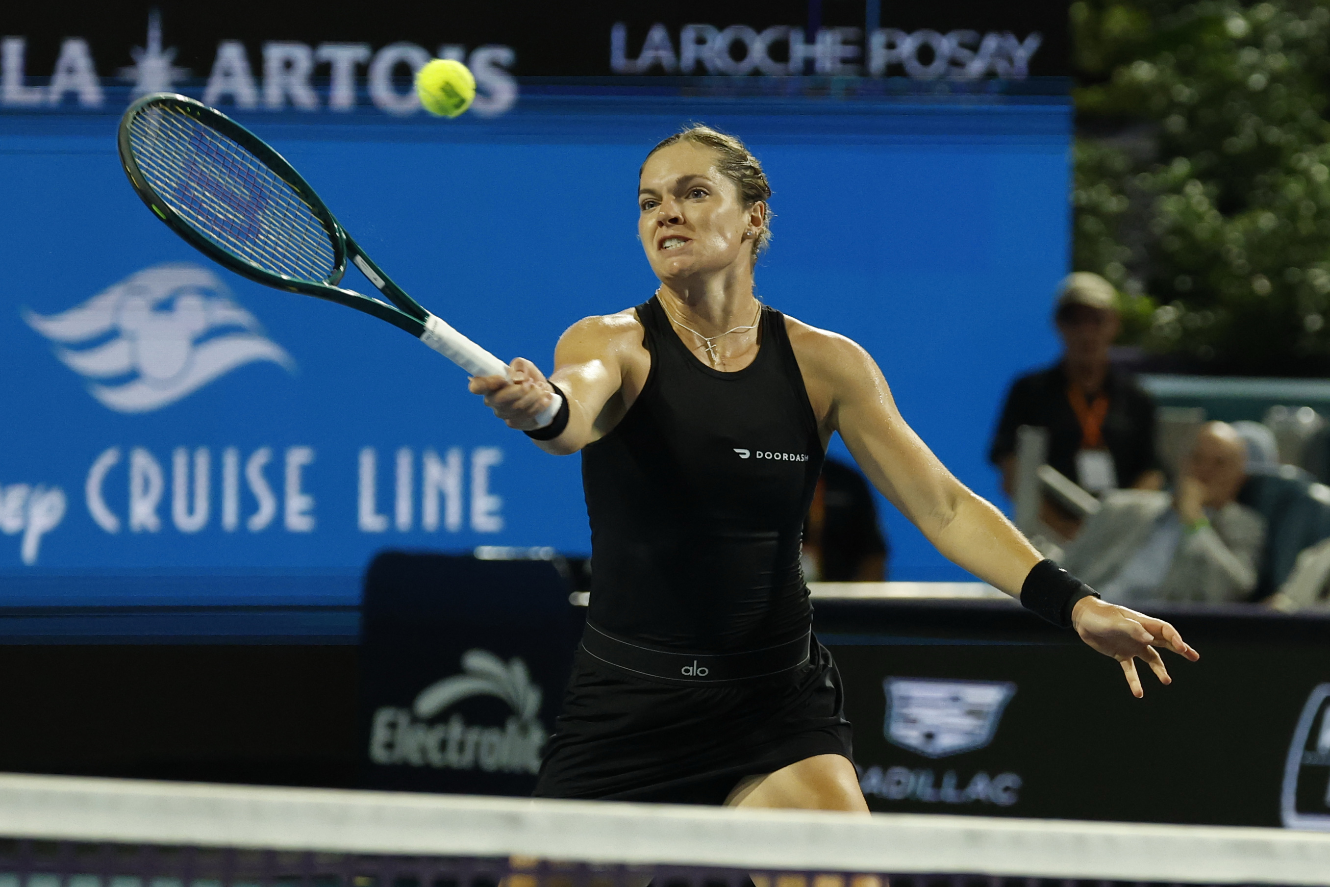 Caty McNally takes out Wimbledon champ Linda Noskova in crazy day 4 of National Bank Open