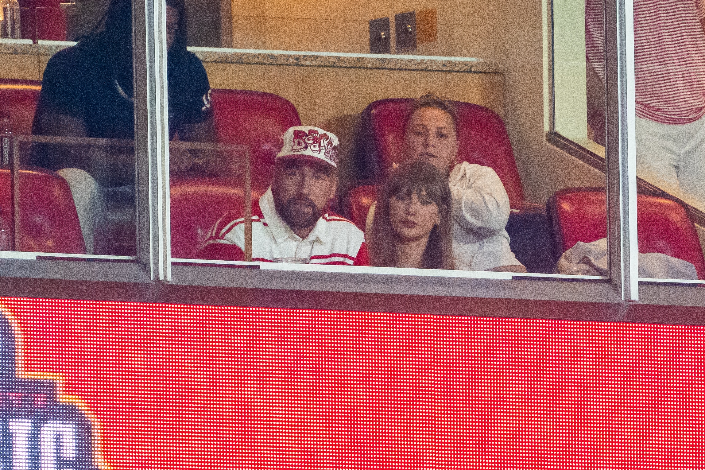 Travis Kelce goes viral chugging a beer courtside at Knicks-Cavs game ...