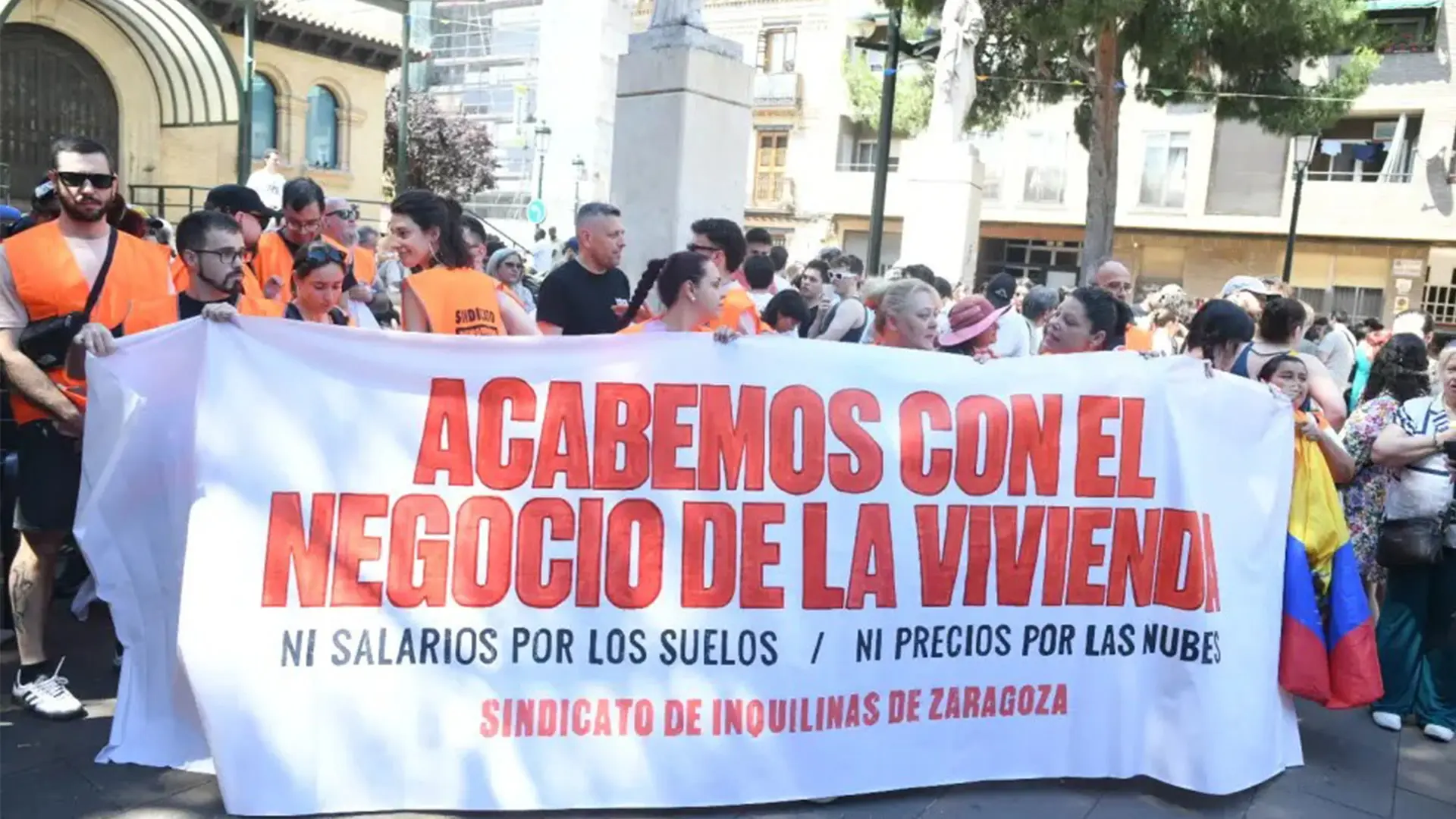 Medio millar de personas se manifiestan en Zaragoza por la crisis de la ...