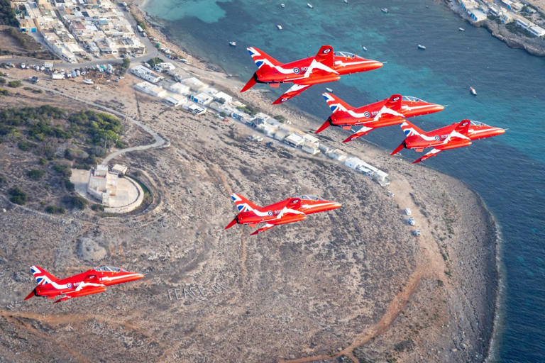 RAF Red Arrows to make EAA AirVenture Oshkosh debut in 2026