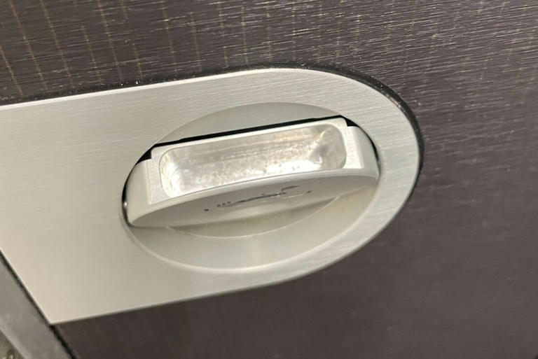 飛行機の灰皿 禁煙なはずの飛行機、トイレで灰皿発見され「どうして?」と乗客が困惑