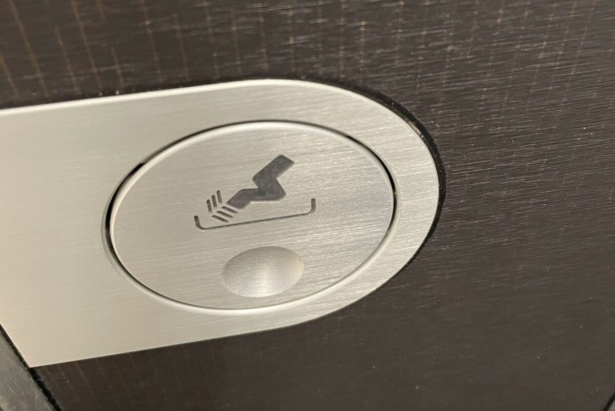 禁煙なはずの飛行機、トイレで灰皿発見され「どうして?」と乗客が困惑