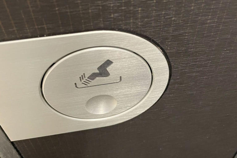禁煙なはずの飛行機、トイレで灰皿発見され「どうして?」と乗客が困惑