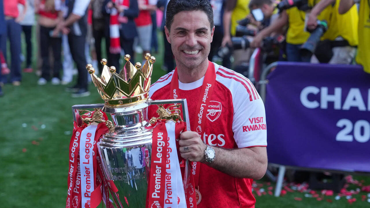 Arsenal players celebrate Premier League title victory with trophy ...
