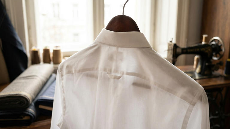 Para que serve o quadradinho de tecido costurado nas costas das camisas ...