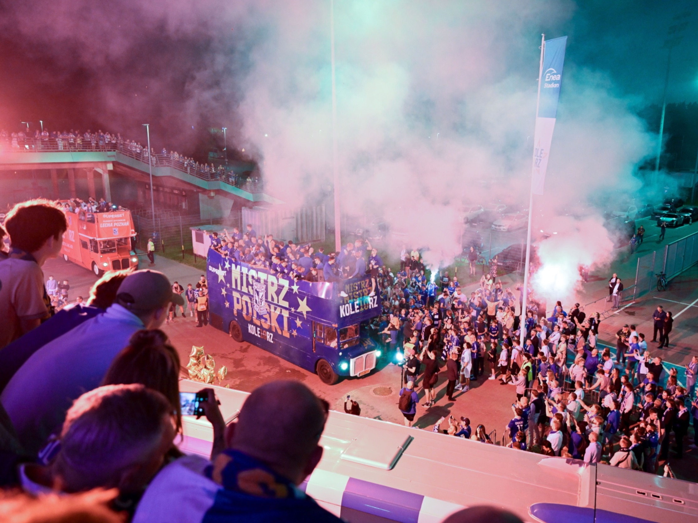 Poznań zapłonął! Sceny z mistrzowskiej fety Lecha obiegły cały świat