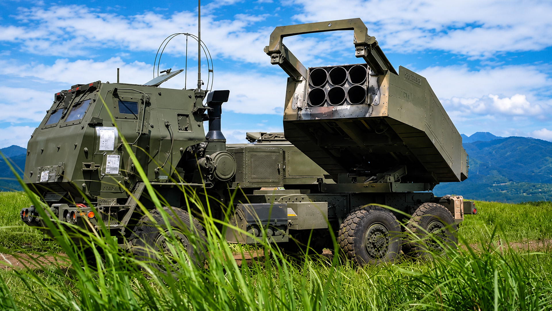 US Marines train with long-range rocket launchers