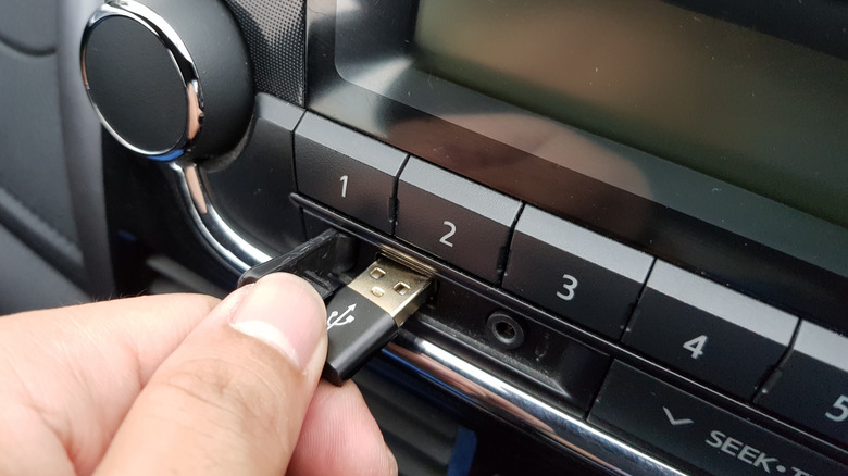 The pros and cons of using USB thumb drives for your in-car music library