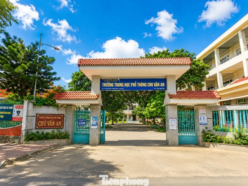 Cả trường bị hạ thi đua, cắt khen thưởng nhưng 'không biết sai ở đâu'