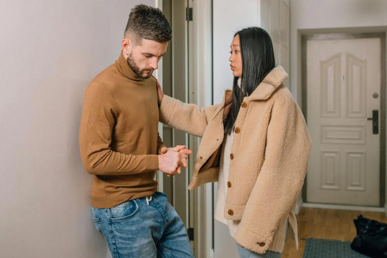 7 quiet signs of hidden tension in a relationship