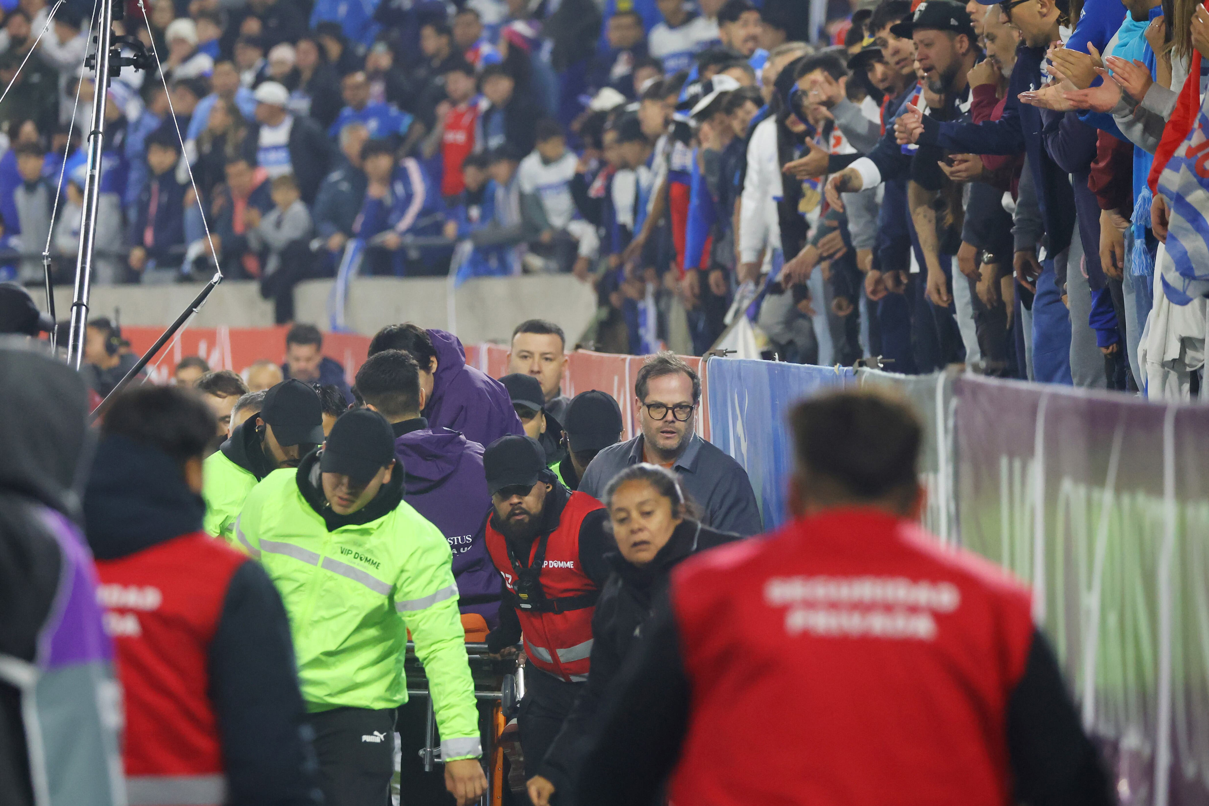Preocupación en el Claro Arena: hincha de la UC es retirado en ...