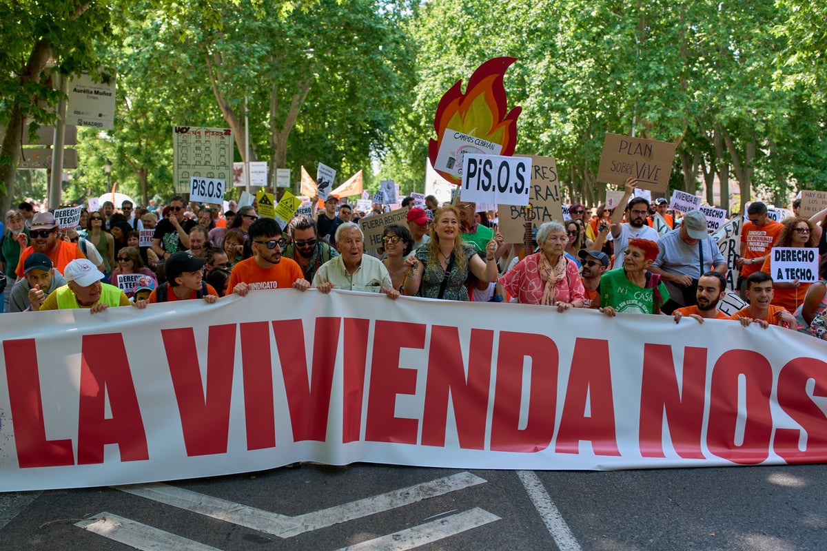 Miles de personas protestan en Madrid por el aumento en los costos de ...